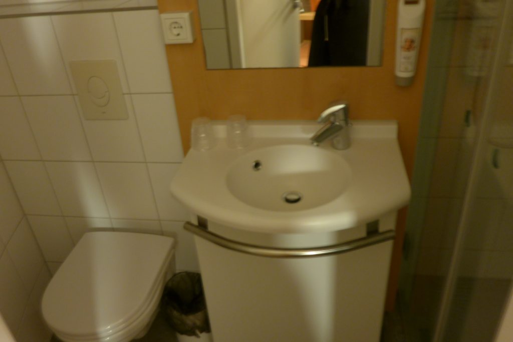 Ibis Amsterdam Centre Bathroom