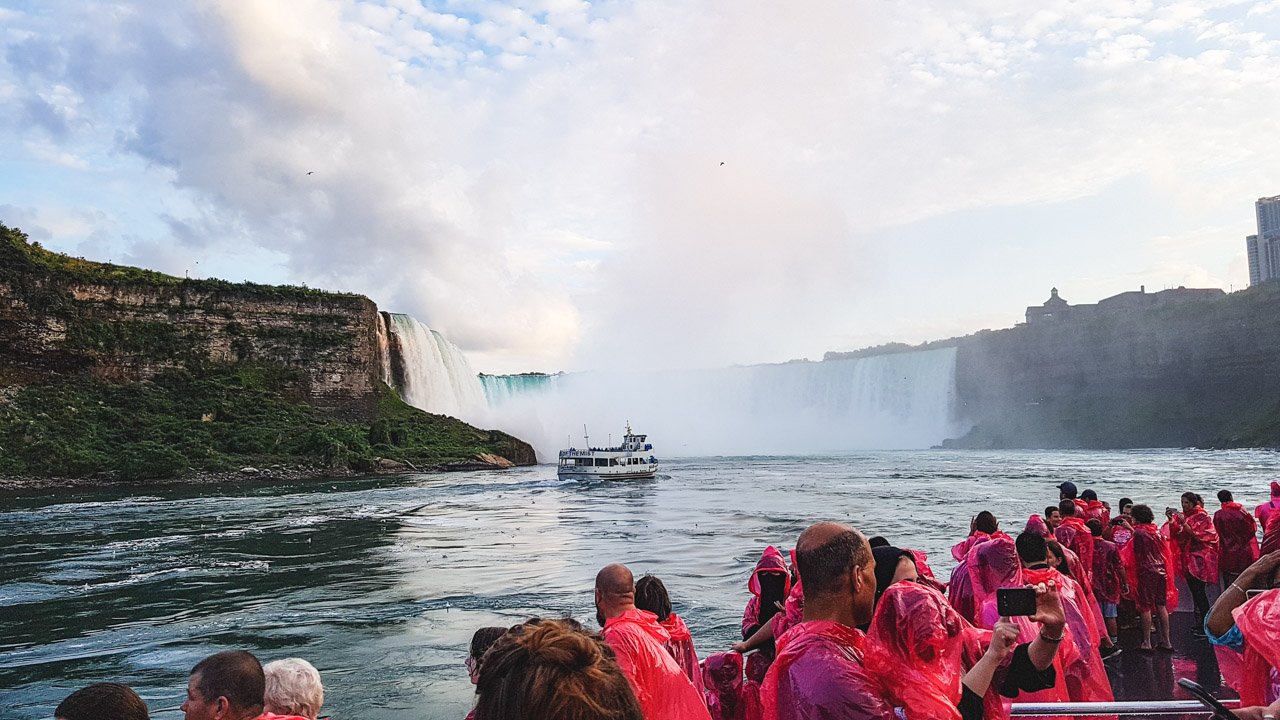 Niagara Falls Into the Mist