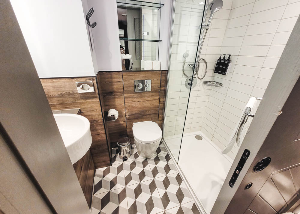 Residence Inn by Marriott London Kensington Deluxe Suite Bathroom
