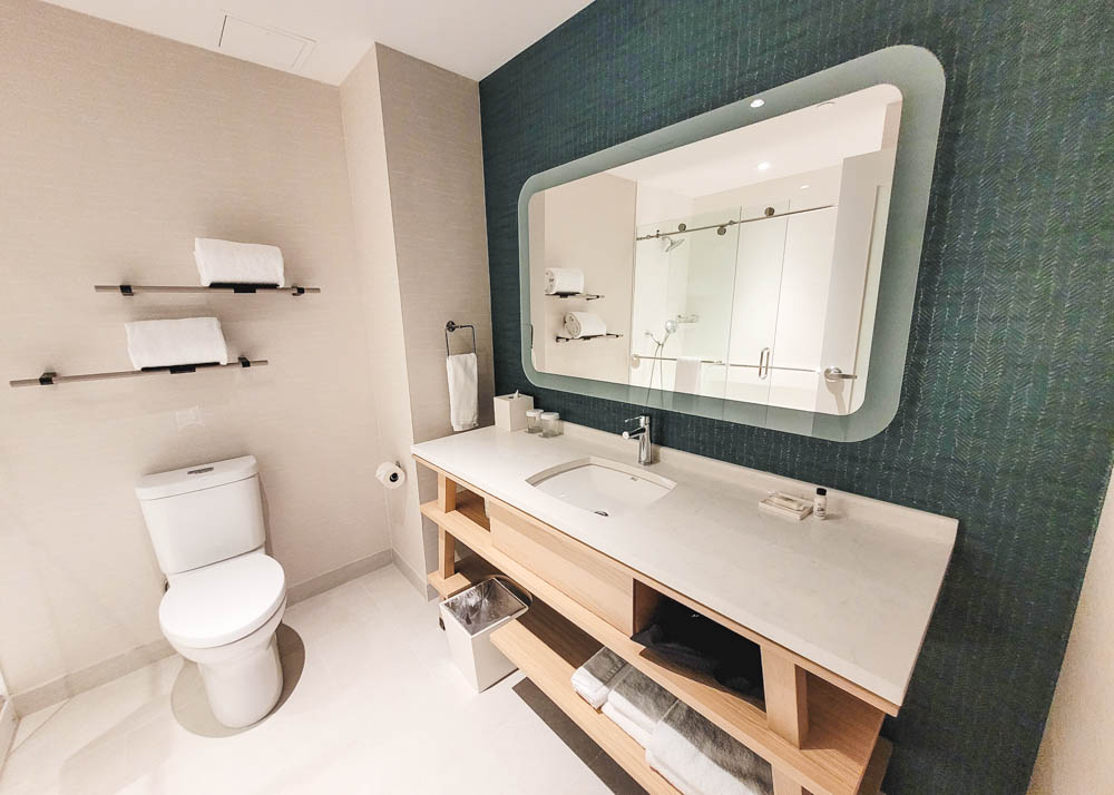 Delta Hotels by Marriott Vancouver Delta Bathroom