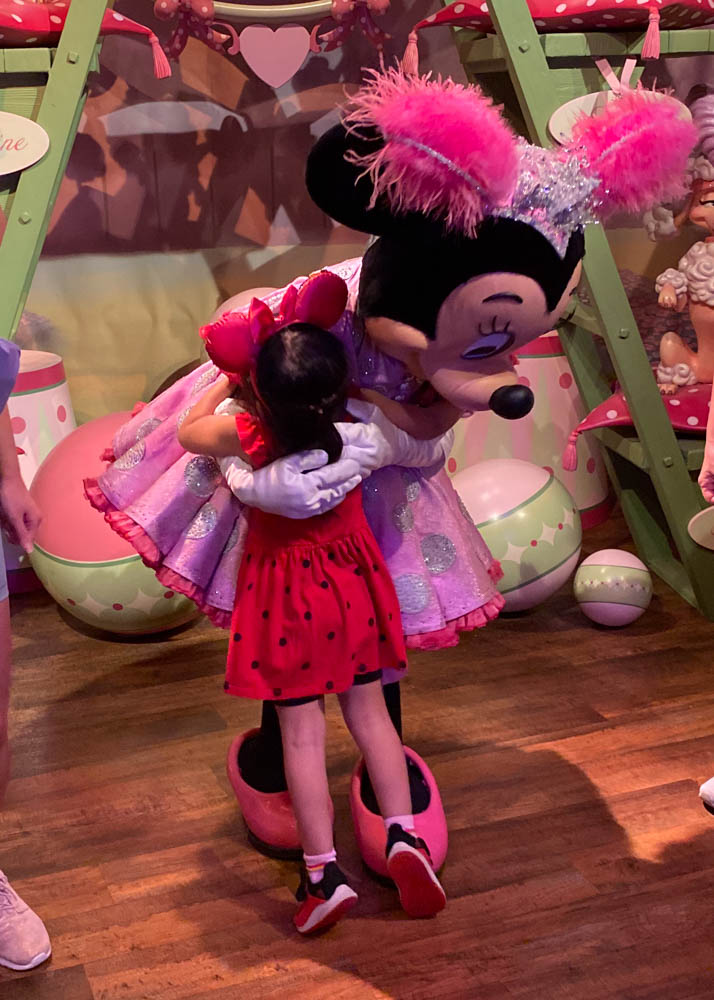 Meeting Minnie Mouse at Magic Kingdom
