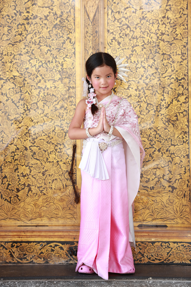 Wat Arun Photoshoot Kids Pose